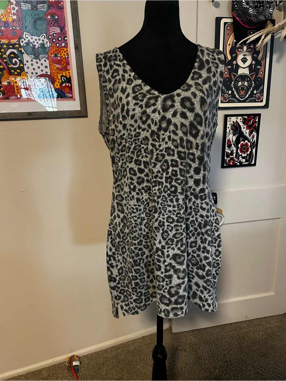 White House Black Market Black & White Sleeveless Leopard Print V-Neck Tunic